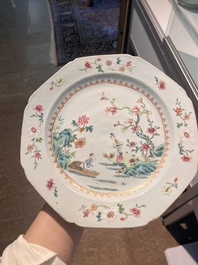 Six assiettes en porcelaine de Chine famille rose &agrave; d&eacute;cor de paysage fluvial anim&eacute;, Qianlong
