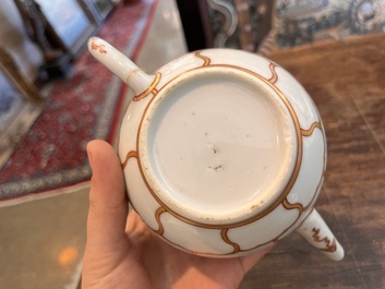 Service &agrave; th&eacute; en porcelaine de Chine dor&eacute; &agrave; d&eacute;cor de papillon, Qianlong