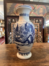 Vase en porcelaine de Chine bleu et blanc &agrave; d&eacute;cor de figures dans un paysage, Kangxi