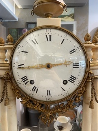 Een Franse Lodewijk XVI witmarmeren en verguld bronzen pendule, 18de/19de eeuw