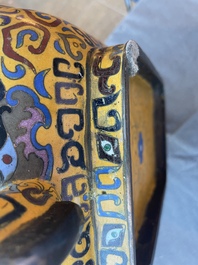 Importante bo&icirc;te couverte de forme rectangulaire en &eacute;maux cloisonn&eacute;s &agrave; fond jaune, Chine, 19&egrave;me si&egrave;cle