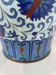 Vase de forme 'meiping', une verseuse et une bo&icirc;te couverte en &eacute;maux cloisonn&eacute;s, Chine, 19&egrave;me/20&egrave;me si&egrave;cle
