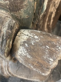 Sculpture de Luohan en bois sculpt&eacute; avec des traces de polychromie, 19&egrave;me si&egrave;cle