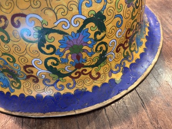 Grand bol sur piedouche en &eacute;maux cloisonn&eacute;s &agrave; d&eacute;cor 'Shou' sur fond jaune, 19&egrave;me/20&egrave;me si&egrave;cle