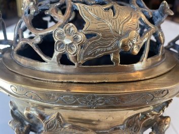 Br&ucirc;le-parfum ajour&eacute;, un plat &agrave; d&eacute;cor grav&eacute; et trois vases en bronze, Chine, 19&egrave;me/20&egrave;me si&egrave;cle