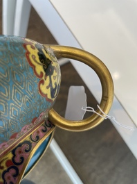 Vase de forme 'meiping', une verseuse et une bo&icirc;te couverte en &eacute;maux cloisonn&eacute;s, Chine, 19&egrave;me/20&egrave;me si&egrave;cle
