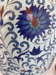 Vase de forme 'meiping', une verseuse et une bo&icirc;te couverte en &eacute;maux cloisonn&eacute;s, Chine, 19&egrave;me/20&egrave;me si&egrave;cle