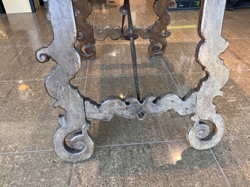 Table en noyer aux raccords en fer forg&eacute;, Espagne, 18&egrave;me si&egrave;cle