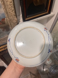 Paire de tuiles faiti&egrave;res sancai et deux paires d'assiettes en porcelaine de Chine famille rose et de style Imari, Ming et post&eacute;rieur