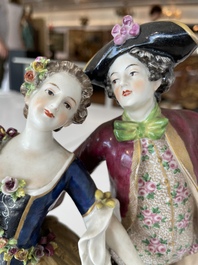 Deux groupes, un milieu de table et une tasse et soucoupe en porcelaine polychrome de Saxe, Allemagne, 19&egrave;me/20&egrave;me si&egrave;cle