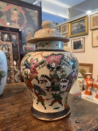 Een gevarieerde collectie Chinees famille rose en verte porselein met geanimeerde sc&egrave;nes en vogels tussen bloesemtakken, 19de/20ste eeuw