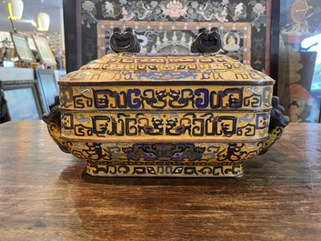 Importante bo&icirc;te couverte de forme rectangulaire en &eacute;maux cloisonn&eacute;s &agrave; fond jaune, Chine, 19&egrave;me si&egrave;cle