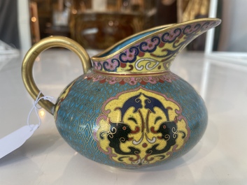 Vase de forme 'meiping', une verseuse et une bo&icirc;te couverte en &eacute;maux cloisonn&eacute;s, Chine, 19&egrave;me/20&egrave;me si&egrave;cle