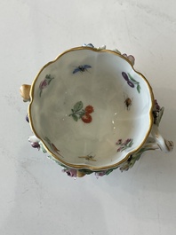 Deux groupes, un milieu de table et une tasse et soucoupe en porcelaine polychrome de Saxe, Allemagne, 19&egrave;me/20&egrave;me si&egrave;cle