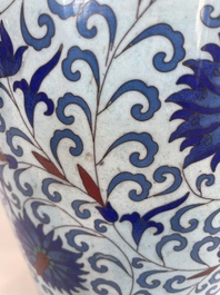 Vase de forme 'meiping', une verseuse et une bo&icirc;te couverte en &eacute;maux cloisonn&eacute;s, Chine, 19&egrave;me/20&egrave;me si&egrave;cle