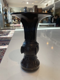 Br&ucirc;le-parfum ajour&eacute;, un plat &agrave; d&eacute;cor grav&eacute; et trois vases en bronze, Chine, 19&egrave;me/20&egrave;me si&egrave;cle