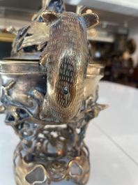 Br&ucirc;le-parfum ajour&eacute;, un plat &agrave; d&eacute;cor grav&eacute; et trois vases en bronze, Chine, 19&egrave;me/20&egrave;me si&egrave;cle