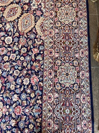 Een Perzisch Kerman (Kirman) tapijt met floraal decor, wol op katoen, 20ste eeuw