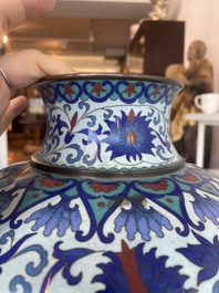 Vase de forme 'meiping', une verseuse et une bo&icirc;te couverte en &eacute;maux cloisonn&eacute;s, Chine, 19&egrave;me/20&egrave;me si&egrave;cle