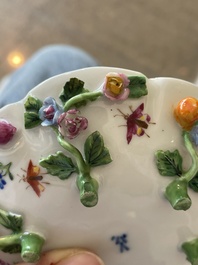 Deux groupes, un milieu de table et une tasse et soucoupe en porcelaine polychrome de Saxe, Allemagne, 19&egrave;me/20&egrave;me si&egrave;cle
