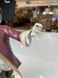 Deux groupes, un milieu de table et une tasse et soucoupe en porcelaine polychrome de Saxe, Allemagne, 19&egrave;me/20&egrave;me si&egrave;cle