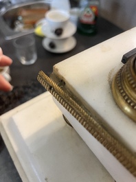 Een Franse Lodewijk XVI witmarmeren en verguld bronzen pendule, 18de/19de eeuw