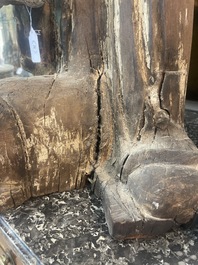 Sculpture de Luohan en bois sculpt&eacute; avec des traces de polychromie, 19&egrave;me si&egrave;cle