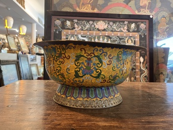 Grand bol sur piedouche en &eacute;maux cloisonn&eacute;s &agrave; d&eacute;cor 'Shou' sur fond jaune, 19&egrave;me/20&egrave;me si&egrave;cle