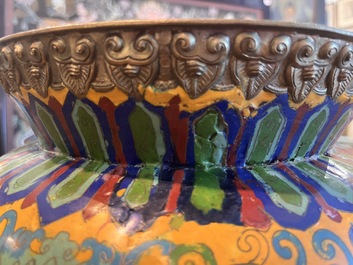 Grand bol sur piedouche en &eacute;maux cloisonn&eacute;s &agrave; d&eacute;cor 'Shou' sur fond jaune, 19&egrave;me/20&egrave;me si&egrave;cle