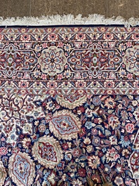 Een Perzisch Kerman (Kirman) tapijt met floraal decor, wol op katoen, 20ste eeuw