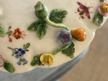 Deux groupes, un milieu de table et une tasse et soucoupe en porcelaine polychrome de Saxe, Allemagne, 19&egrave;me/20&egrave;me si&egrave;cle