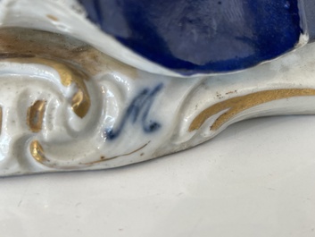 Deux groupes, un milieu de table et une tasse et soucoupe en porcelaine polychrome de Saxe, Allemagne, 19&egrave;me/20&egrave;me si&egrave;cle