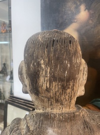 Sculpture de Luohan en bois sculpt&eacute; avec des traces de polychromie, 19&egrave;me si&egrave;cle