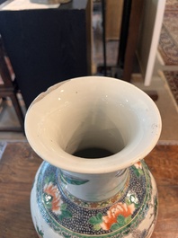 Vase en porcelaine de Chine famille verte &agrave; d&eacute;cor de sc&egrave;nes de bataille, marque de Kangxi, 19&egrave;me si&egrave;cle