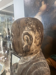 Sculpture de Luohan en bois sculpt&eacute; avec des traces de polychromie, 19&egrave;me si&egrave;cle