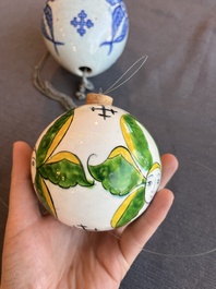 Ornement de forme ovale bleu et blanc et une paire polychrome, Kutahya, Turquie, 18&egrave;me/19&egrave;me si&egrave;cle