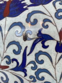 Vase de forme 'meiping', une verseuse et une bo&icirc;te couverte en &eacute;maux cloisonn&eacute;s, Chine, 19&egrave;me/20&egrave;me si&egrave;cle