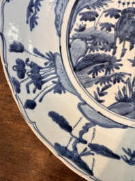 Grand plat en porcelaine de Chine bleu et blanc dit 'de Swatow' &agrave; d&eacute;cor de deux cerfs, Ming