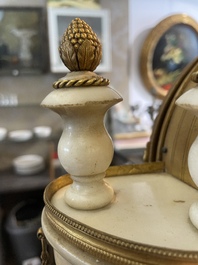 Een Franse Lodewijk XVI witmarmeren en verguld bronzen pendule, 18de/19de eeuw