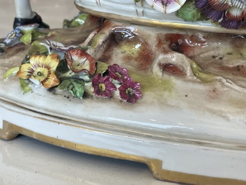 Deux groupes, un milieu de table et une tasse et soucoupe en porcelaine polychrome de Saxe, Allemagne, 19&egrave;me/20&egrave;me si&egrave;cle