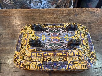 Importante bo&icirc;te couverte de forme rectangulaire en &eacute;maux cloisonn&eacute;s &agrave; fond jaune, Chine, 19&egrave;me si&egrave;cle