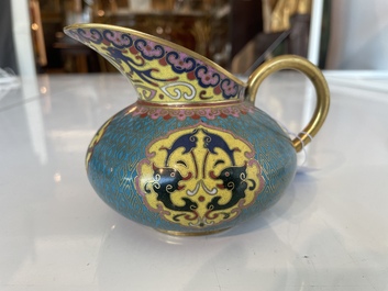 Vase de forme 'meiping', une verseuse et une bo&icirc;te couverte en &eacute;maux cloisonn&eacute;s, Chine, 19&egrave;me/20&egrave;me si&egrave;cle