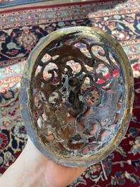 Br&ucirc;le-parfum ajour&eacute;, un plat &agrave; d&eacute;cor grav&eacute; et trois vases en bronze, Chine, 19&egrave;me/20&egrave;me si&egrave;cle
