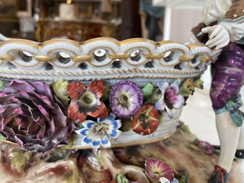 Deux groupes, un milieu de table et une tasse et soucoupe en porcelaine polychrome de Saxe, Allemagne, 19&egrave;me/20&egrave;me si&egrave;cle