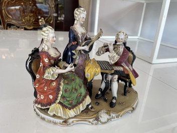 Deux groupes, un milieu de table et une tasse et soucoupe en porcelaine polychrome de Saxe, Allemagne, 19&egrave;me/20&egrave;me si&egrave;cle
