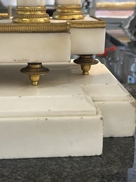 Een Franse Lodewijk XVI witmarmeren en verguld bronzen pendule, 18de/19de eeuw