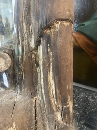 Sculpture de Luohan en bois sculpt&eacute; avec des traces de polychromie, 19&egrave;me si&egrave;cle
