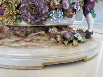 Deux groupes, un milieu de table et une tasse et soucoupe en porcelaine polychrome de Saxe, Allemagne, 19&egrave;me/20&egrave;me si&egrave;cle