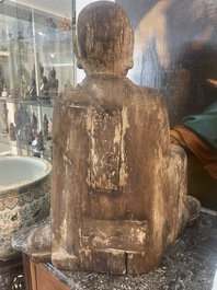 Sculpture de Luohan en bois sculpt&eacute; avec des traces de polychromie, 19&egrave;me si&egrave;cle