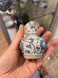 Collection vari&eacute;e en porcelaine de Chine bleu et blanc, Ming